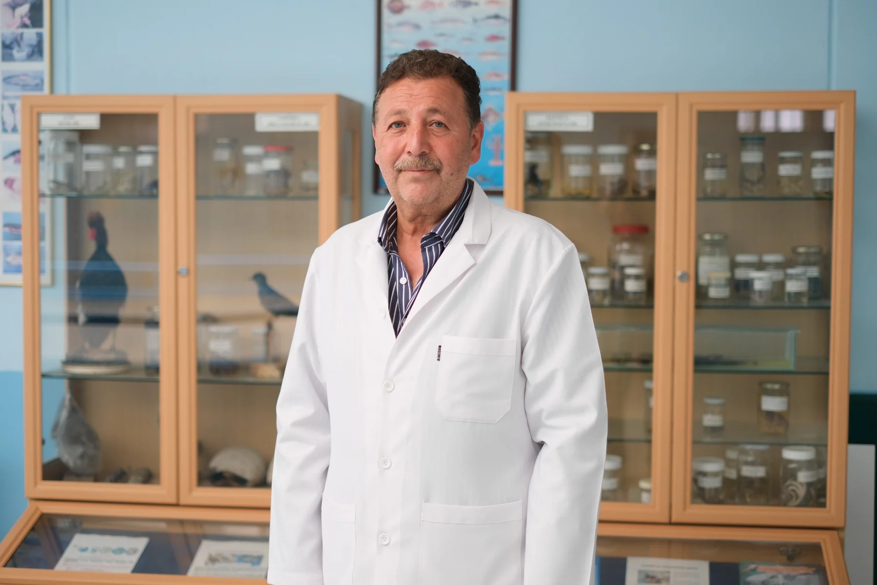 Prof. Dr. Bülent Yorulmaz bilimsel koleksiyonlar önünde