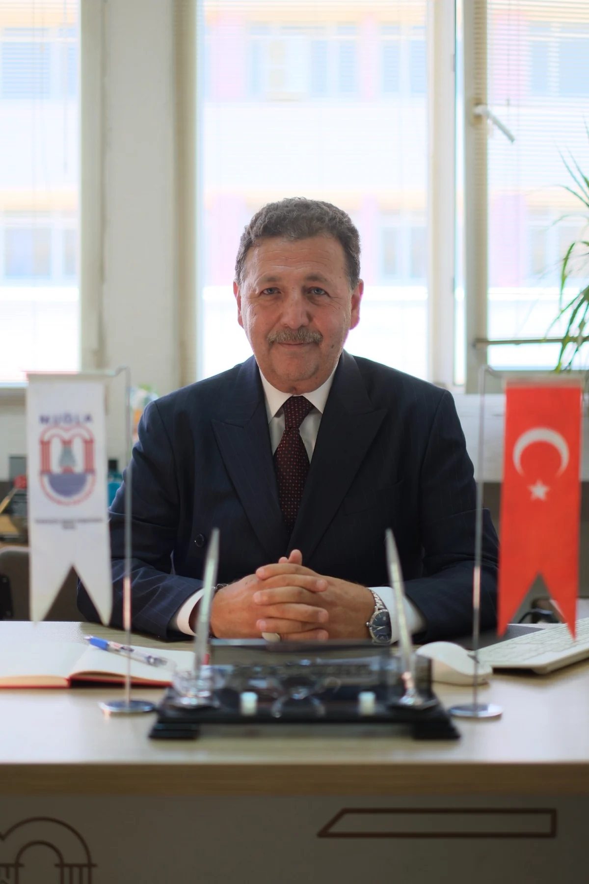 Prof. Dr. Bülent Yorulmaz çalışma masasında